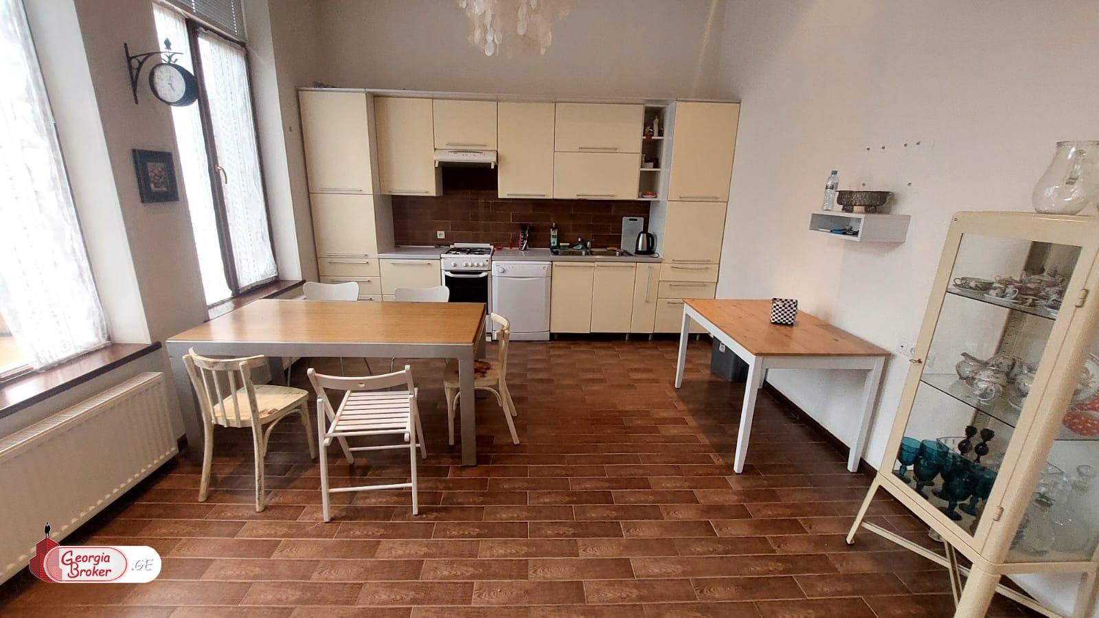 იყიდება ახალი გარემონტებული 9 ოთახიანი  აგარაკი წყნეთში